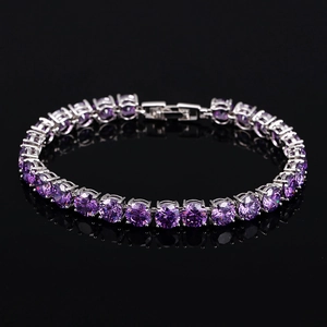 Bracelet rivière en zircons violets raffinés avec base en métal argenté sur miroir noir