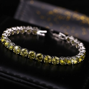 Vue macro d'un bracelet tennis en zircone vert olive avec sertissage argenté