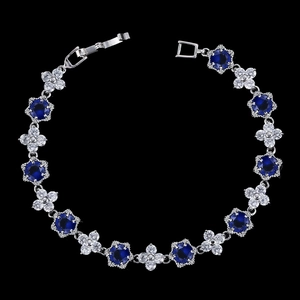 Vue détaillée du bracelet fleuri avec zircons bleus et finition argentée polie