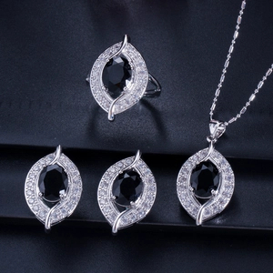 Detailansicht eines silbernen Schmucksets mit schwarzen Edelsteinen und Zirkon-Halo