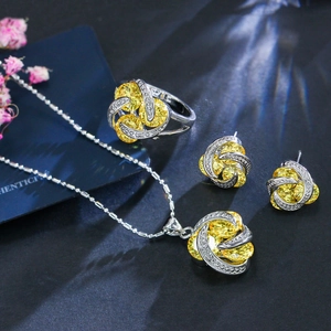 Détail de parure de bijoux avec zircons jaunes comprenant bague et collier