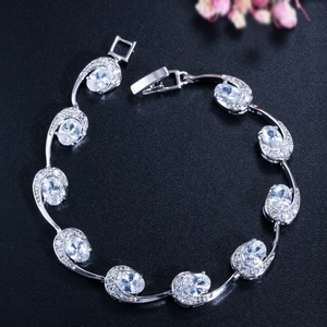 Detailopname van zilveren armband met ovale zirkonen en vouwsluiting voor dames