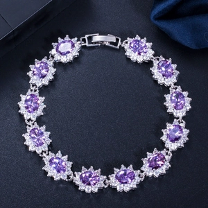 Gros plan détaillé du bracelet luxueux plaqué or blanc 18K avec zircone cubique violette