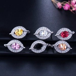 Detail von bunten Marquise-Schmucksets mit Kristallen auf dunklem Hintergrund
