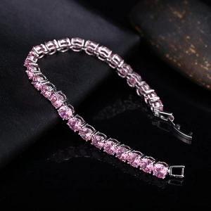 Gros plan du bracelet tennis avec zircons roses à coupe ronde et fermoir de sécurité