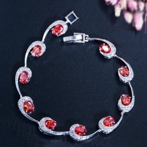 Elegante zilverkleurige armband met robijnrode zirkonia en wit pavé gezette stenen