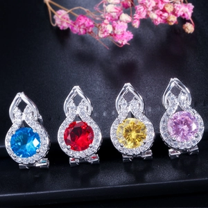 Elegantes Brautschmuck-Set mit Zirkonia-Kristallen und bunten Steinen auf Display
