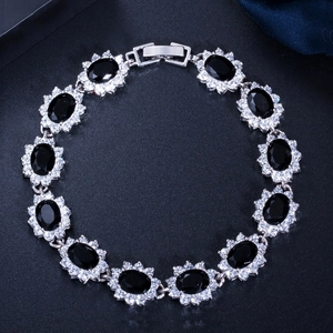 Détail du bracelet plaqué or blanc 18K avec pierres noires et cristaux micro-pavés