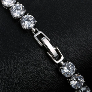 Gros plan sur un bracelet de tennis en argent avec fermoir à rabat et zircons AAA brillants
