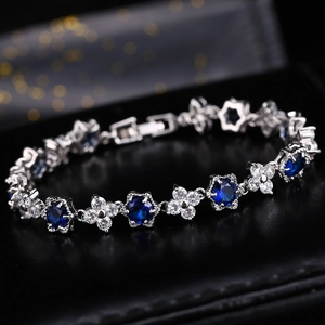 Élégant bracelet argenté pour femme avec pierres précieuses bleu foncé et zircons blancs