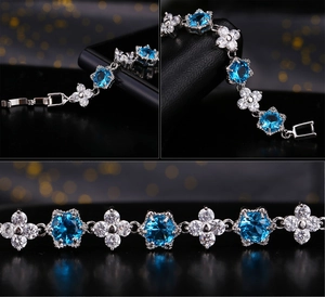 Vue détaillée du bracelet en argent avec zircons bleus et maillons en forme de fleur