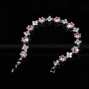 Vue détaillée d'un bracelet trèfle à quatre feuilles en zircone rose et argent