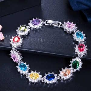Détail de pierres précieuses ovales multicolores avec halo de diamants sur le bracelet
