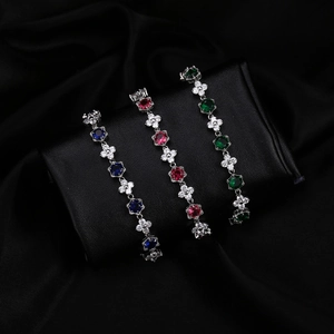 Vue détaillée des bracelets fleur en zircon avec pierres bleues, rouges et vertes