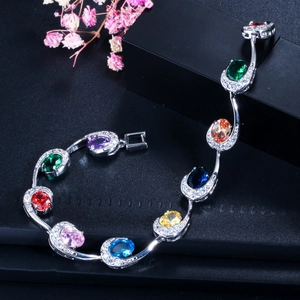 Detailweergave van mode-armband met kleurrijke ovale edelstenen en sprankelende zirkonia