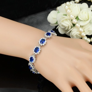 Bracelet élégant plaqué or blanc 18K avec saphirs ovales et zircons brillants sur le poignet