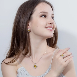 Parure bijoux trois pièces avec pierres jaunes carrées et halo diamants sur base argentée