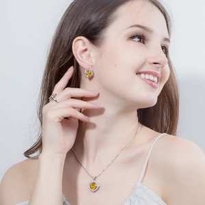 Parure bijoux élégante avec collier, boucles d'oreilles et bague halo jaune
