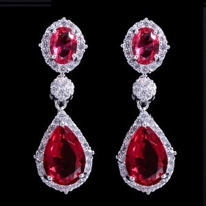 Boucles d'oreilles argentées avec pierres rouges en poire et zircons blancs scintillants