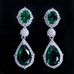 Macro de boucles d'oreilles pendantes argentées avec pierres vertes et oxydes de zircon