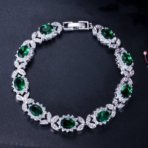 Détail du bracelet vintage en argent avec pierres vertes ovales et zircones blanches