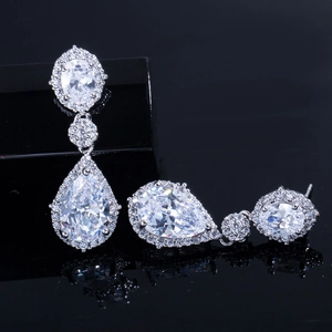 Vue détaillée de boucles d'oreilles en argent avec oxydes de zirconium et halo serti