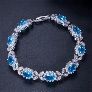 Vue détaillée du bracelet en argent avec zircons bleus ovales et accents scintillants