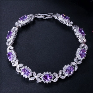 Bracelet floral élégant avec zircons violets ovales et cristaux blancs étincelants