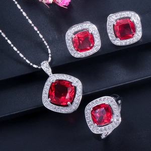 Détails d'ensemble de bijoux avec pierres rouges taille coussin et micro-pavage