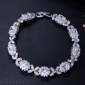 Vue détaillée du bracelet en argent avec grappes de zircon AAA et maillons cachés