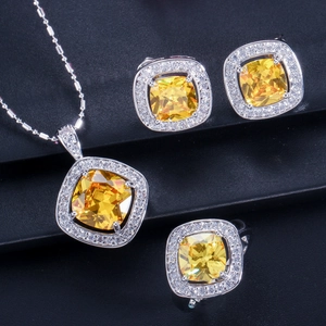 Détail de la parure avec pierres jaunes taille coussin et sertissage de zircons