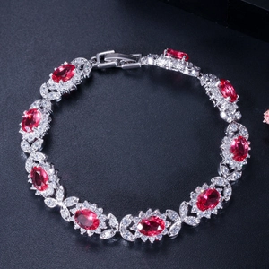 Vue détaillée du bracelet de luxe avec zircons rouges et halo de diamants étincelants