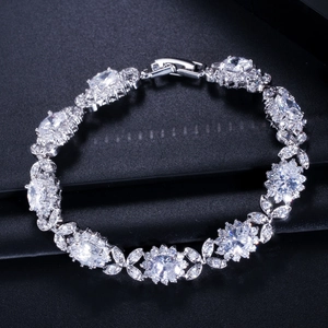 Gros plan détaillé d'un bracelet de fleurs en zircons AAA étincelants sur fond noir