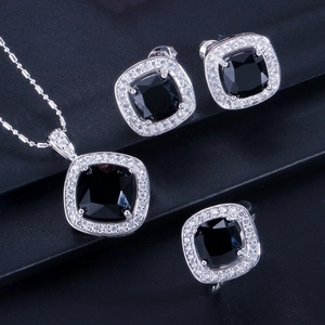 Détail d'une parure en argent avec pierres noires carrées et zircons brillants