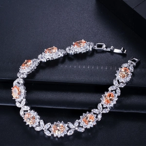 Détail du bracelet en argent S925 avec pierres champagne ovales et halo de zircon
