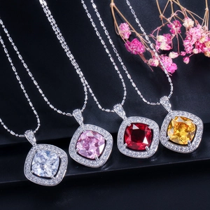 Détail de pendentifs en zircone carrée avec micro-pavage de diamants sur chaîne argentée