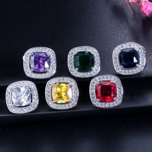 Détail macro de parures de boucles d'oreilles carrées halo en six couleurs vives
