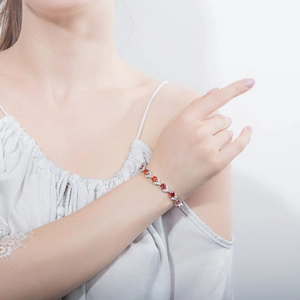 Elegante pulsera de plata con circonitas rojas AAA y cristales blancos en la muñeca