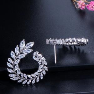 Elegantes pendientes de plata con circonitas en forma de espiga sobre fondo oscuro
