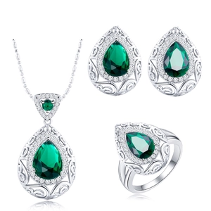 Set di gioielli vintage con pietre verdi a pera incluse collana, orecchini e anello