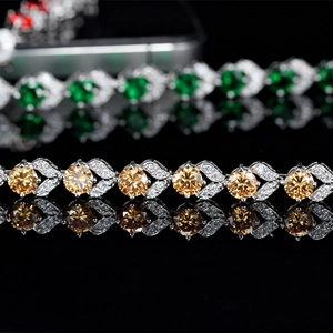 Detalle de una lujosa pulsera de plata con circón champán y acentos de diamantes
