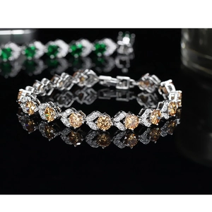 Detalle de pulsera de plata con cristales champán en un diseño geométrico de flores