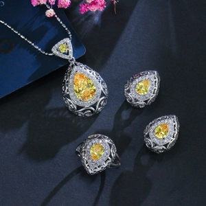 Dettaglio del set gioielli vintage con pietre gialle a goccia e finiture in argento lucido