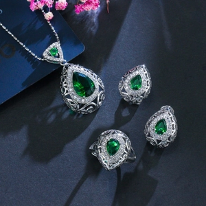 Dettaglio parure gioielli con pietre verde smeraldo a goccia e finitura in argento