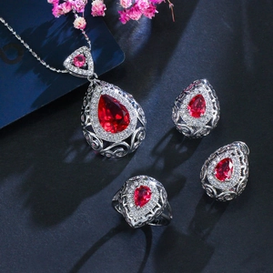 Dettaglio di un set di gioielli vintage con pietre rosse a pera e pavé di zirconi lucidi
