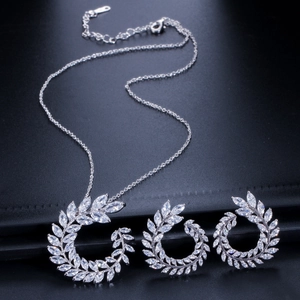 Detalle macro del conjunto de collar y pendientes de laurel con circonitas y baño de oro blanco