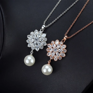 Detail von Silber und Roségold Sonnenblumenketten mit Pavé-Zirkon und weißen Perlenperlen