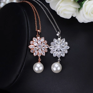 Elegante Blumenkrone Zirkonia Künstliche Perle Anhänger Halskette Kupfer Roségold Silber Plattiert Luxus Schmuck Für Damen Hochzeit Party