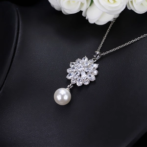 Elegante weißgoldbeschichtete Halskette mit Zirkonia-Schneeflockenanhänger und Perle