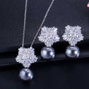 Set gioielli a fiocco di neve in argento con zirconi e pendenti di perle grigie